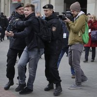 Baltkrievijā izklīdināta demonstrācija, kurā pieprasīta informācija par aizturētajiem protestētājiem