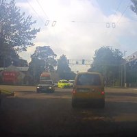 Video: Taksists pirmais 'pasteidzas' veikt kreiso pagriezienu
