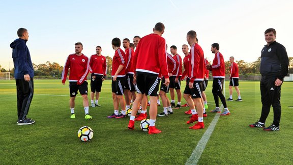 Futbols: Latvijas izlase ierodas un trenējas Portugālē