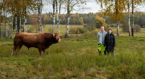 Atklās fotogrāfa Kristapa Kalna izstādi 'Pļavas ļaudis'