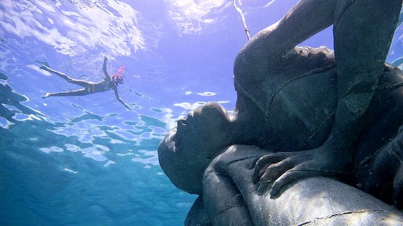 <a rel="cc:attributionURL" href="http://www.underwatersculpture.com/sculptures/">Jason Decaires Taylor</a>