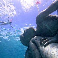 Mākslinieks pie Bahamām nogremdē visu laiku lielāko zemūdens skulptūru