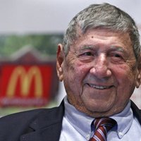 Miris ikoniskā amerikāņu burgera 'Big Mac' tēvs