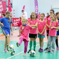 Foto: Ventspils uzņem gada noslēdzošo meiteņu futbola festivālu 'Live Your Goals'