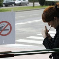 Saeimā turpinās diskutēt par iespēju aizliegt smēķēt publiskās vietās