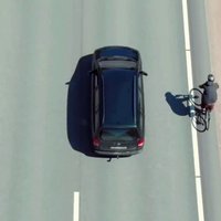 Video: ar dronu fiksē intervāla ievērošanu satiksmē starp auto un velo
