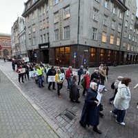 Foto: Neliels skaits cilvēku protestē pret valdībā akceptēto pensiju otrā līmeņa iemaksu samazināšanu