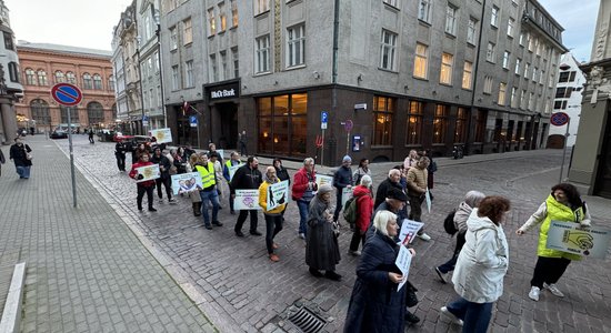 Foto: Neliels skaits cilvēku protestē pret valdībā akceptēto pensiju otrā līmeņa iemaksu samazināšanu