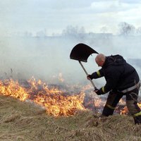 Latviju turpina plosīt kūlas ugunsgrēki; svētdien reģistrēti 156