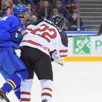 Kanādas un Somijas U-18 izlašu hokejisti bez zaudējumiem noslēdz PČ apakšgrupu turnīru
