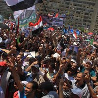 Tūkstošiem Mursi atbalstītāju turpina protestus Kairā