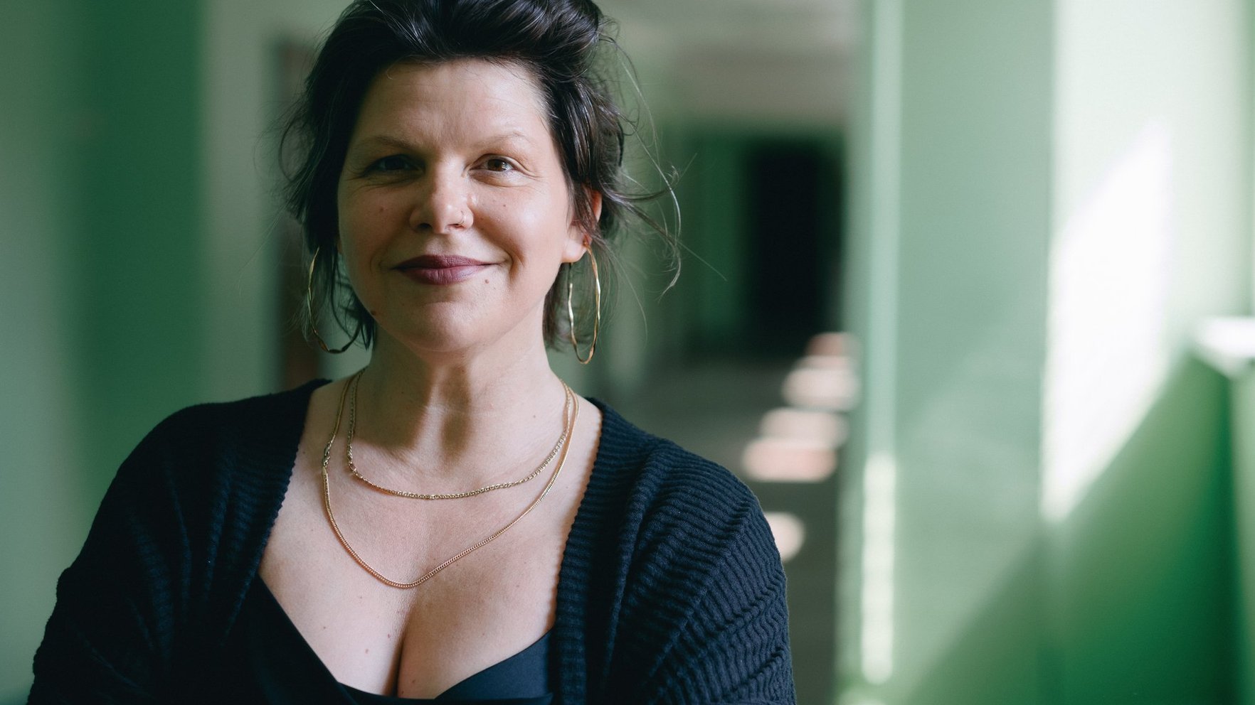 To be a glass cleaner in tremendous noise. Laura on her first year of study as a teacher