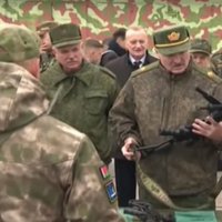 Lukašenko kara gadījumā sola izsniegt ieročus katrai ģimenei