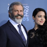 Mela Gibsona jauniņā draudzene atrāda grūtnieces vēderiņu
