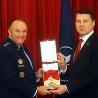 Латвия наградила орденом главу войск США в Европе
