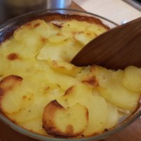 Krāsnī ceptas kartupeļu šķēlītes saldā krējuma mērcē