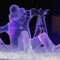 Lielās apmeklētāju plūsmas dēļ Jelgavā apgrūtināta ledus mākslas darbu apskate
