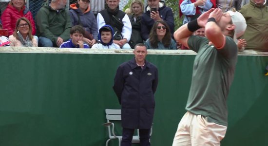 Video: Futbola sauklis tenisa kortā – beļģu tenisists uzjautrina "French Open" publiku