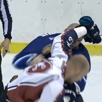 Video: Latvijas hokeja čempionāta spēlē Kaktabulis pārmāca Smirnovu