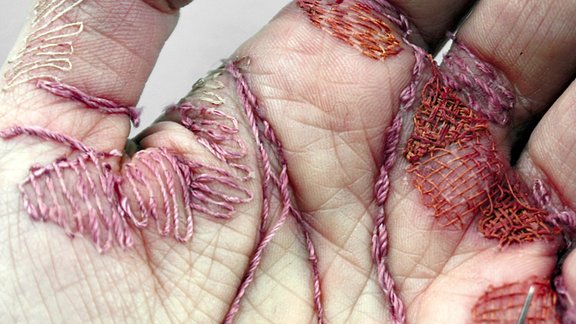 eliza-bennett-sews-thread-into-her-flesh-designboom-04