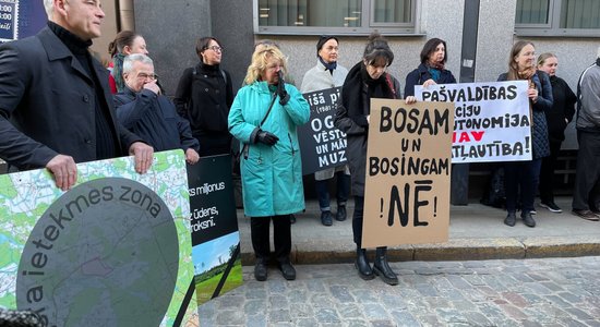 Reportāža: 'Nost ar mobingu!' – protestā prasa atlaist Ogres mēru Helmani