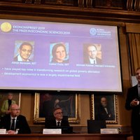 Nobela prēmija ekonomikā piešķirta trim zinātniekiem par nabadzības izskaušanu veicinošiem pētījumiem
