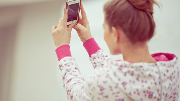 sieviete fotografēties selfijs telefons pašiņš