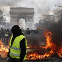 "Желтые жилеты" вновь ведут уличные бои с полицией и громят Париж