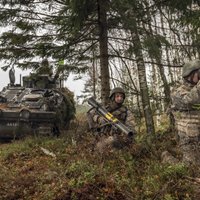 Foto: Ādažu poligonā karavīri stiprina iemaņas militārajās mācībās 'Sudraba bulta'