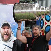 ВИДЕО: Чемпионов НХЛ попросили не повторять трюк Овечкина с Кубком Стэнли