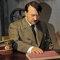 Гитлер лишен звания почетного гражданина города