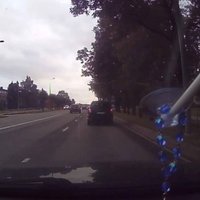 ВИДЕО: Мотоциклист и водитель BMW соревнуются в крутости на дороге