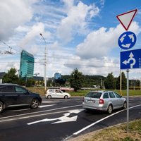Литовские страховщики предупреждают о мошенниках, поджидающих жертв на круговых перекрестках