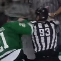 Video: Kamēr hokejistu tur tiesnesis, pretinieks nekautrējas iesist