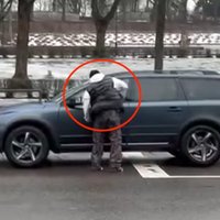 Pabeigta izmeklēšana pret agresīvo 'Lexus' vadītāju, kurš tīši sabojāja svešu auto