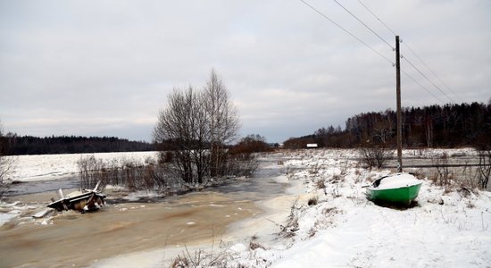 Brīdina par upju applūšanu Kurzemē