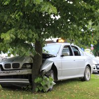 ФОТО: В Елгаве водитель BMW на ровном месте врезался в дерево