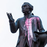 Kaļiņingradā apliets ar krāsu Imanuela Kanta piemineklis un kaps