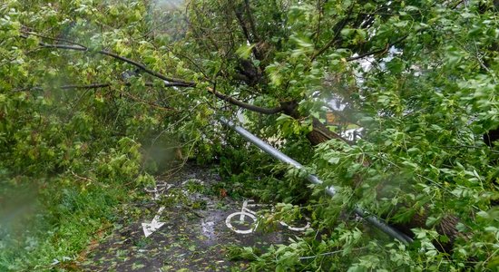 Joprojām postaža – glābēji pēc spēcīgās vētras turpina saņemt palīdzības saucienus