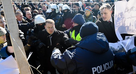 Raivis Dzintars antifašistu biedrības skaļruņu dēļ ķīvējas ar specvienību (aculiecinieka video)