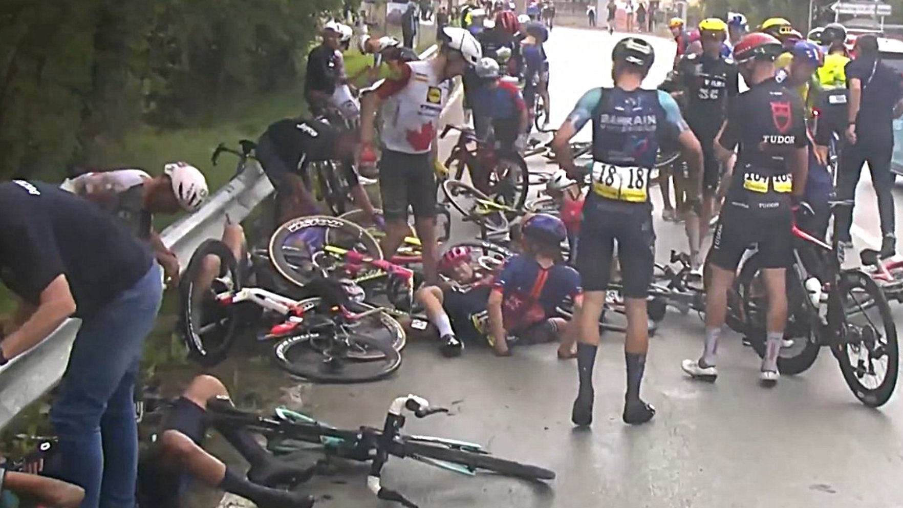 Video: "Giro d'Italia" startē ar diviem šausminošiem kritieniem divās dienās