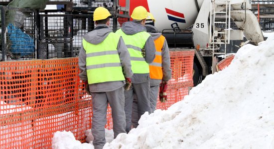 Nelegālās nodarbinātības apkarošanai ieviesīs apliecības mežsaimniecībā un būvniecībā strādājošajiem