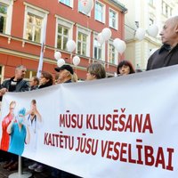 Foto: Mediķu protests pie Saeimas pulcē ap 300 cilvēku