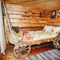 ФОТО. Вы будете спать в телеге или в аду? Под Вильнюсом нашлась самая поразительная гостиница в Балтии