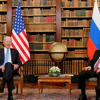 Ženēvas samits: Putins sarunas nosauc par konstruktīvām; Baidens sola nepieļaut Maskavas iejaukšanos ASV demokrātijā
