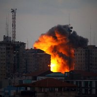 Izraēlas gaisa spēki iznīcina dzīvojamo ēku Gazā; cietušo vidū 11 bērni