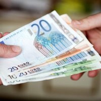 Латы будут менять на евро в 245 банковских филиалах и 130 пунктах обмена валют