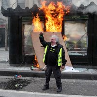 'Dzelteno vestu' protests Parīzē pāraug vardarbībā