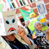 ВИДЕО: Солвита Аболтиня передразнивает протестующих пенсионеров