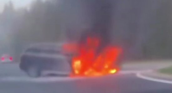 Video: Valgundes pagastā uz autoceļa dedzis spēkrats